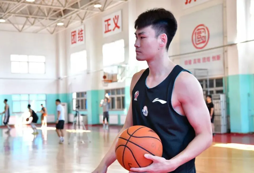 刻苦训练篮球时如何避免受伤的建议_1